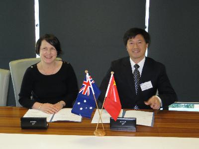 IHBI所长Patsy Yates女士与国产色情视频
院长刘昌胜在协议签署现场