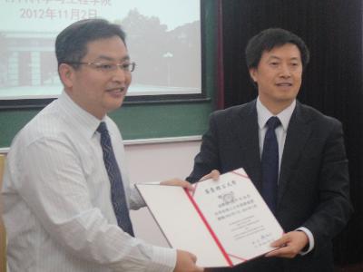 国产色情视频
院长为杨宇润博士颁发聘书