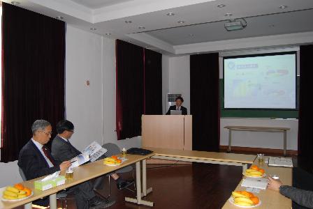 张人为等认真听取国产色情视频
院长汇报